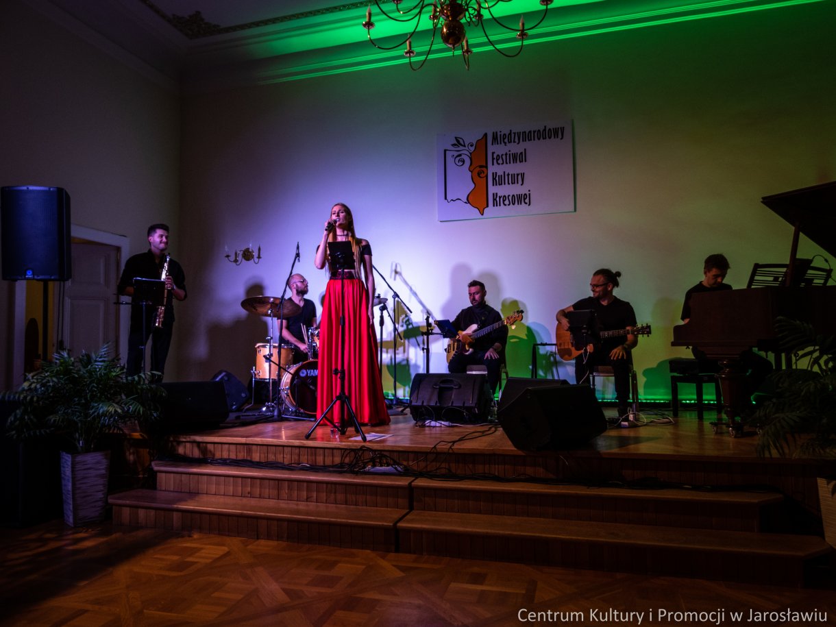 Izabela Szafrańska z zespołem podczas koncertu