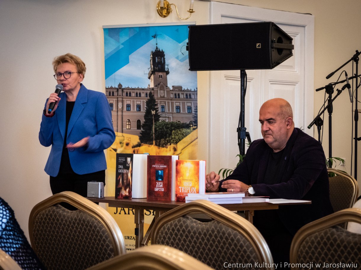 Elżbieta Rusinko otwiera wykład prof. Włodzimierza Osadczego
