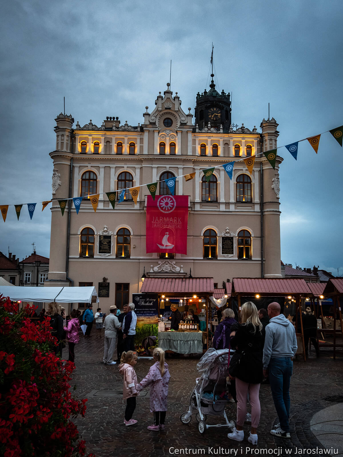 widok na jarosławski ratusz, poniżej stragany kupieckie