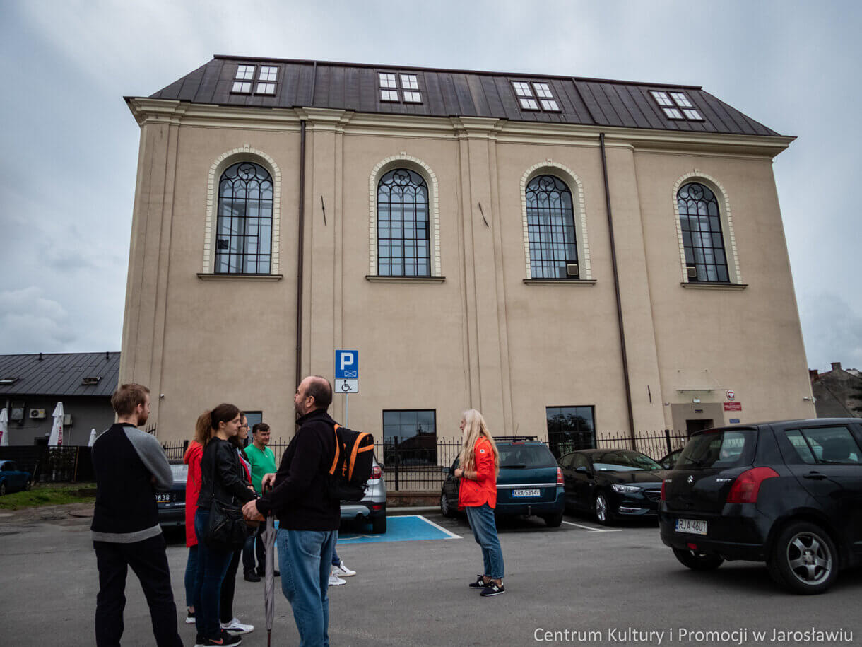 zwiedzanie miasta z przewodnikiem, widok na synagogę dużą