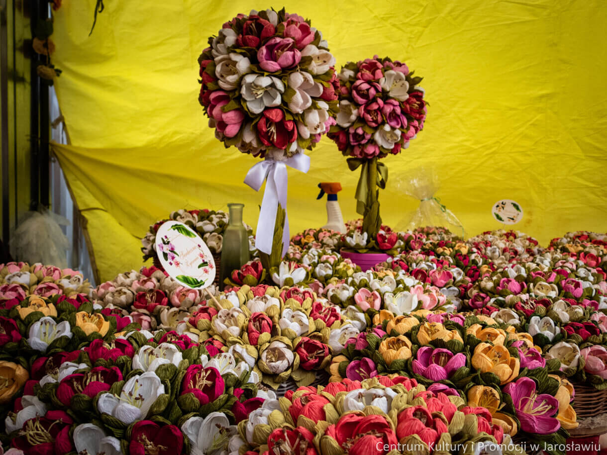 widok na stragan jarmarku - sztuczne kwiaty