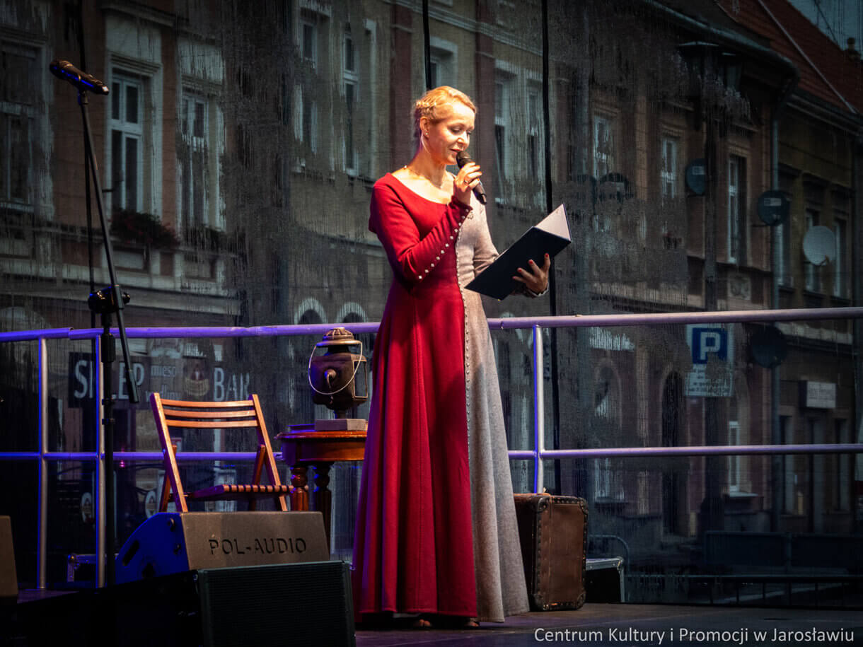 prowadząca jarmark jarosławski na scenie