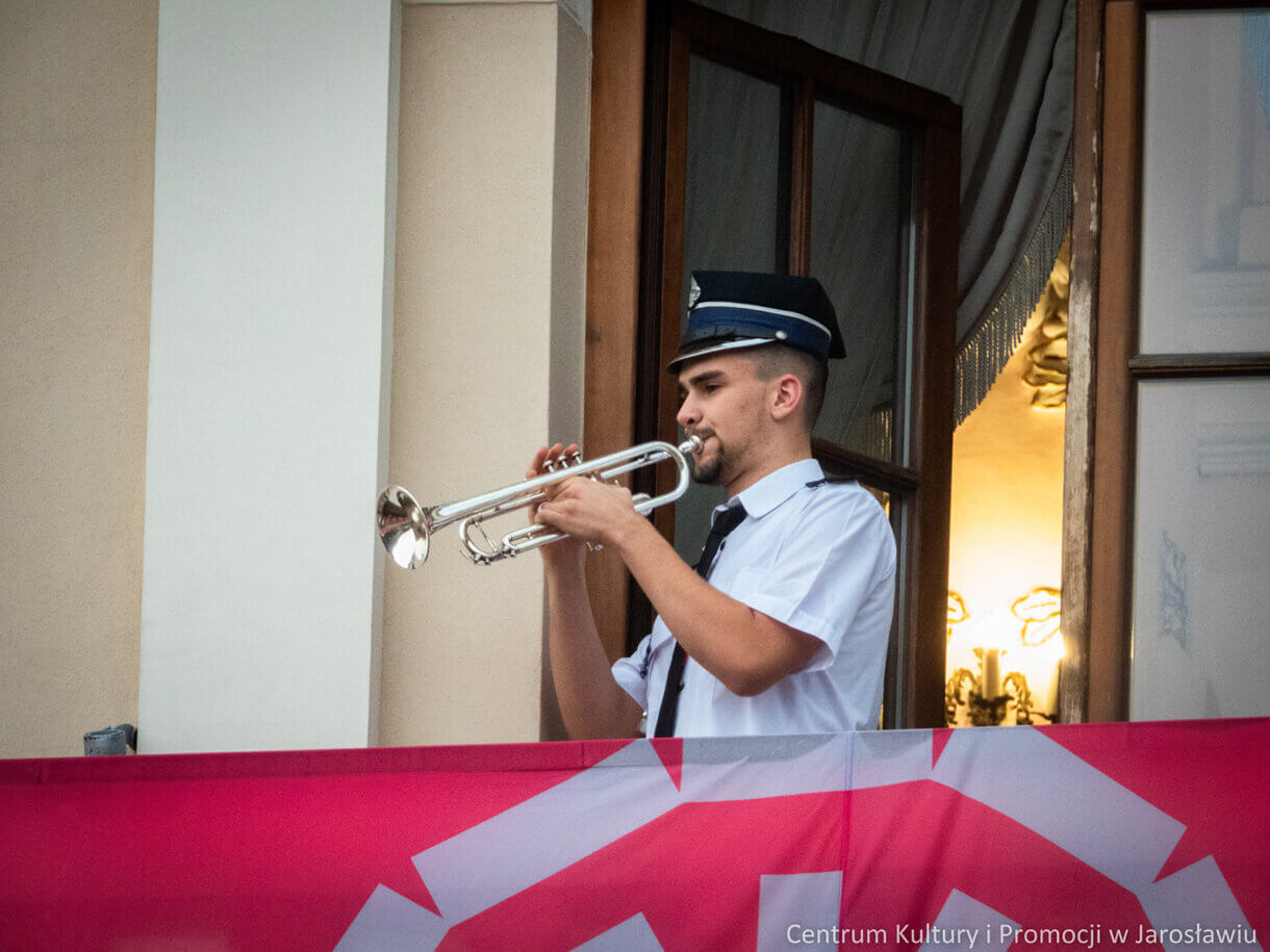 Szymon GAjdziński podczas odgrywania hymnu miejskiego