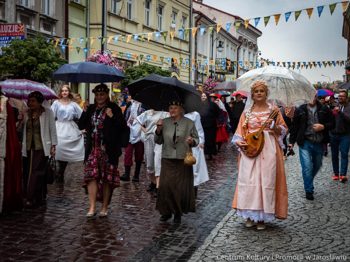 uczestnicy korowodu jarmarkowego