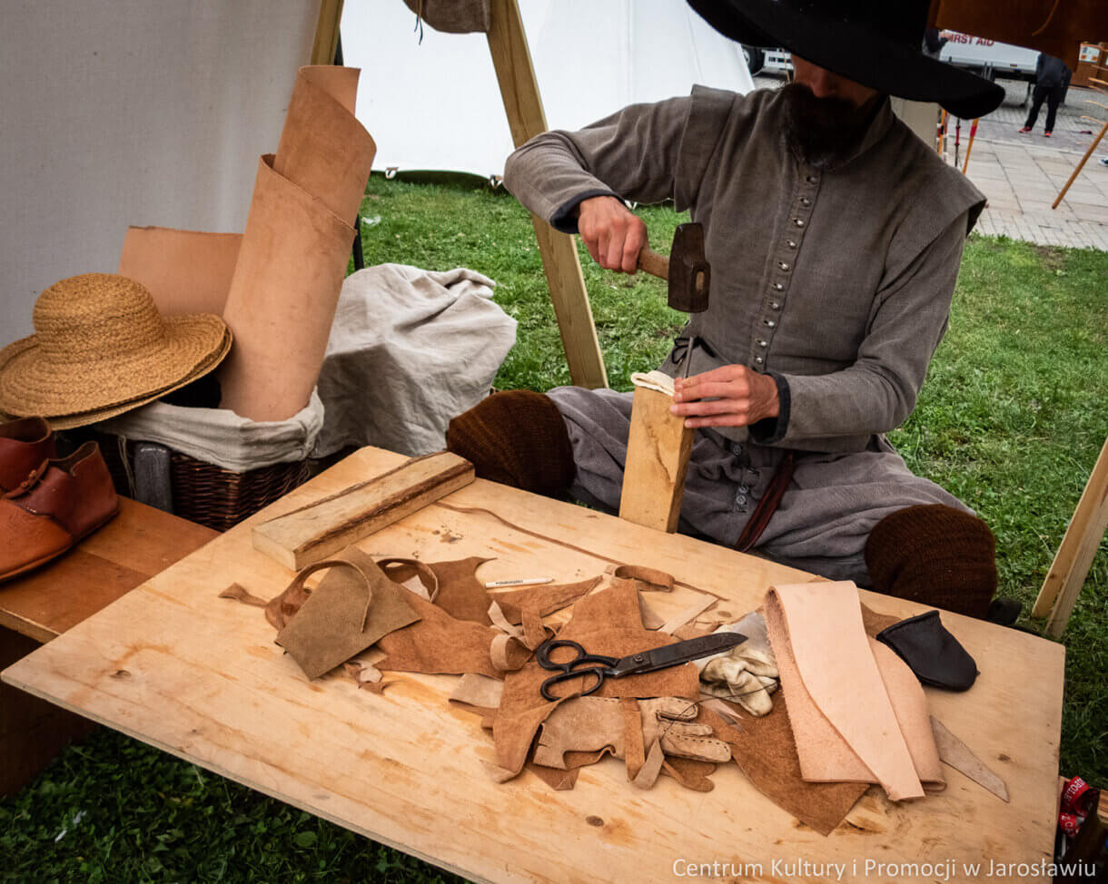 pokaz cechów rzemieslniczych - szewc