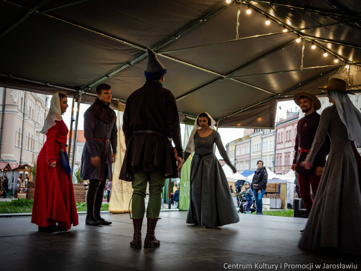 pokaz tańców dworskich