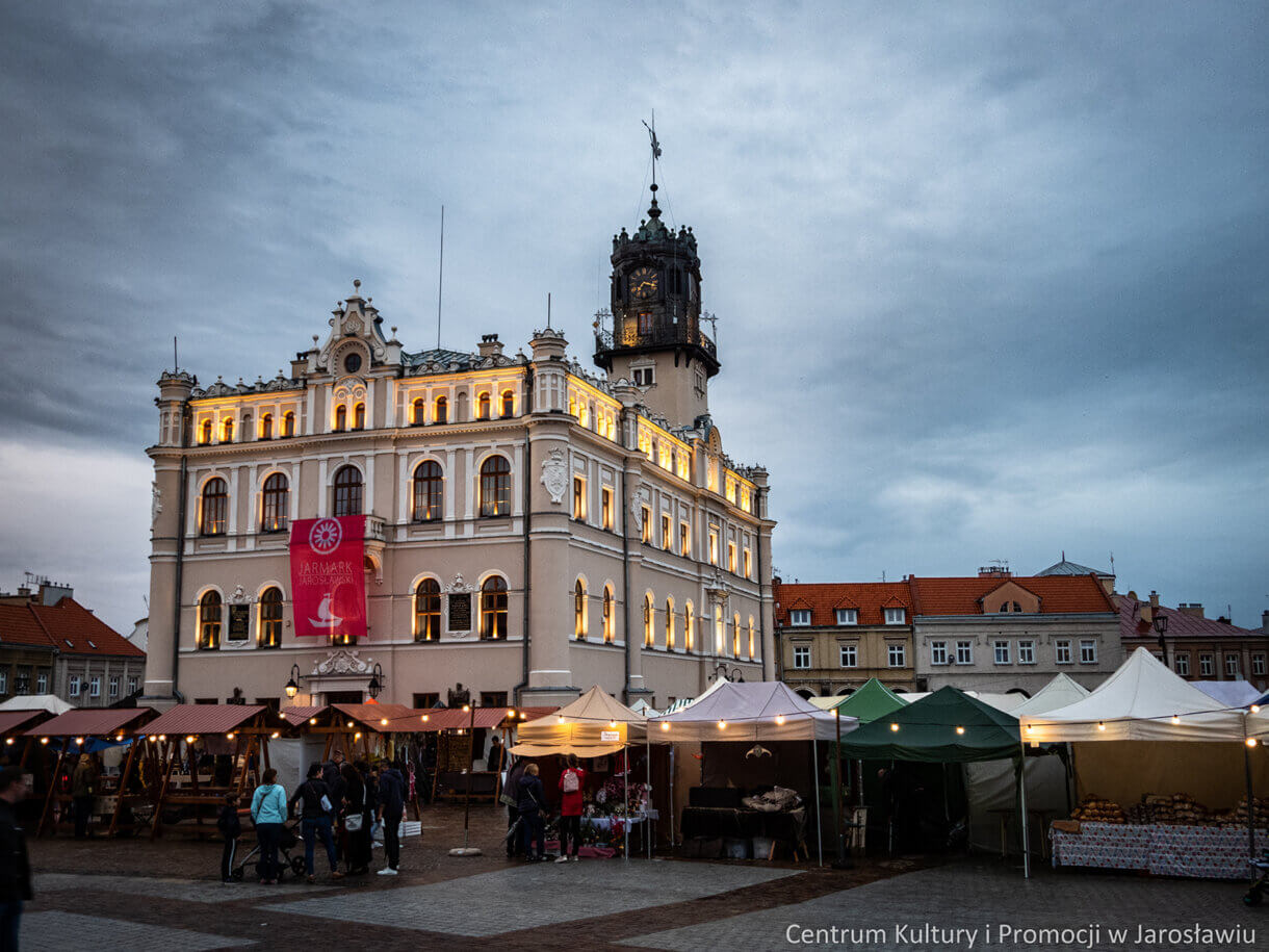 widok na jarosławski ratusz, poniżej stragany kupieckie