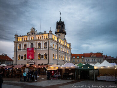 Jarmark Jarosławski „na styku kultur” widok na jarosławski ratusz, poniżej stragany kupieckie