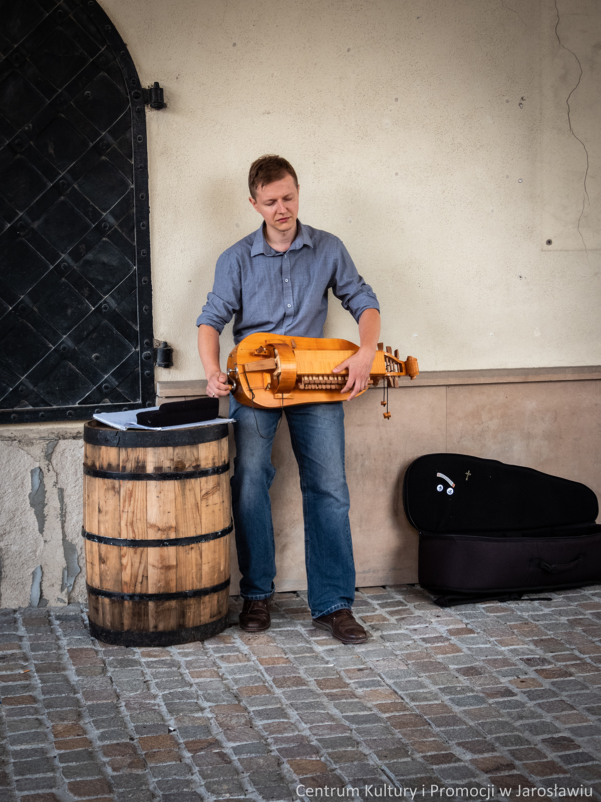 paweł wawrzkiewicz z lirą korbową