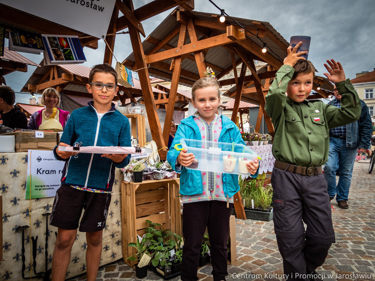 harcerze podczas jarmarku