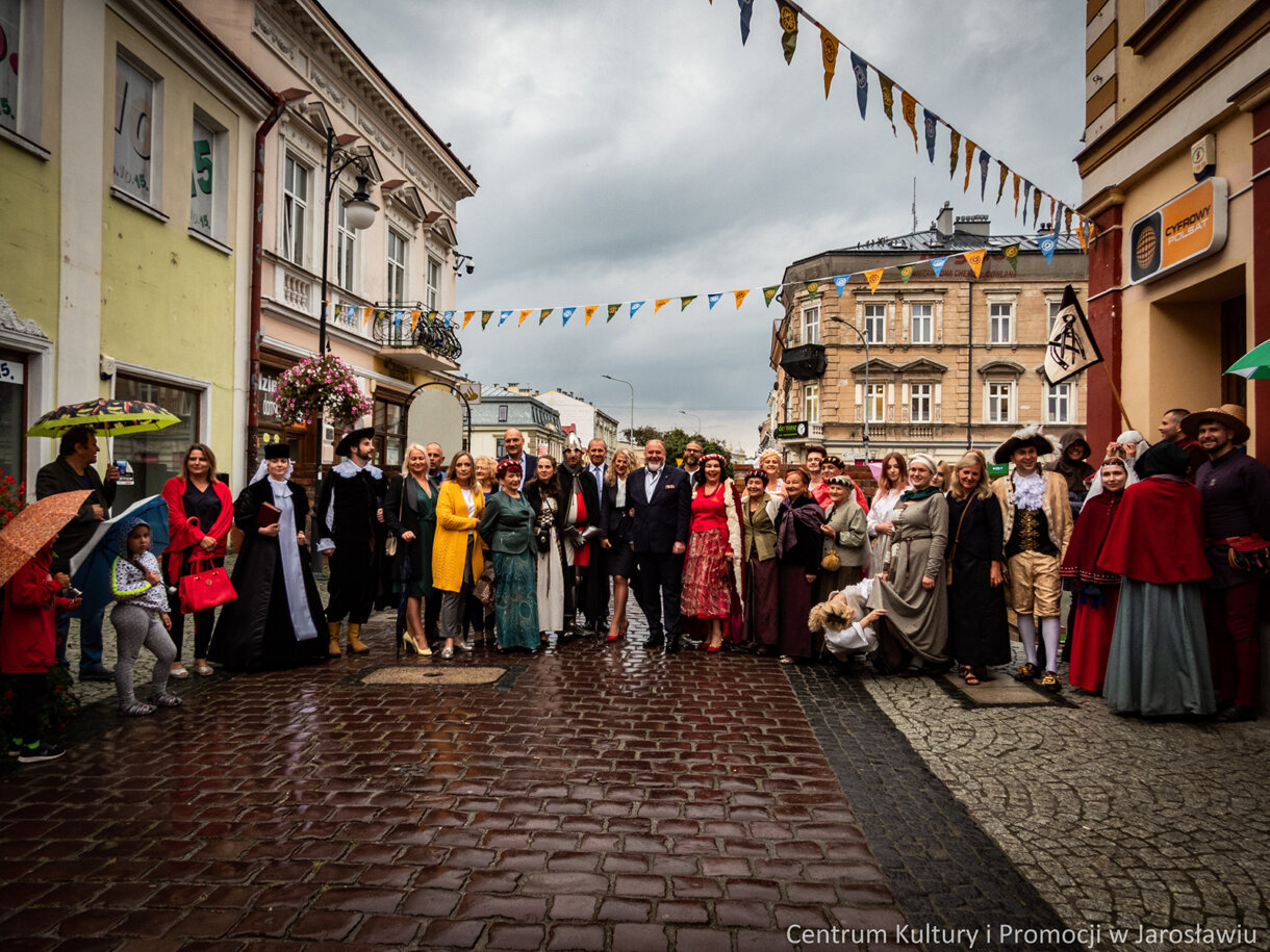 uczestnicy korowodu jarmarkowego