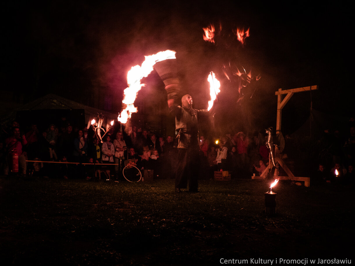 pokaz ognia rycerz reiner