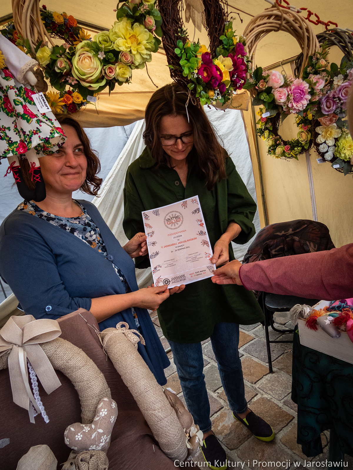 wręczanie wystawcom podziekowań za udział w Jarmarku