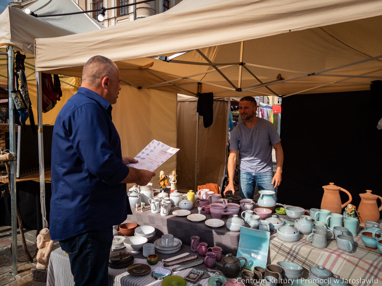 wreczanie wystawcom podziękowań za udział w Jarmarku