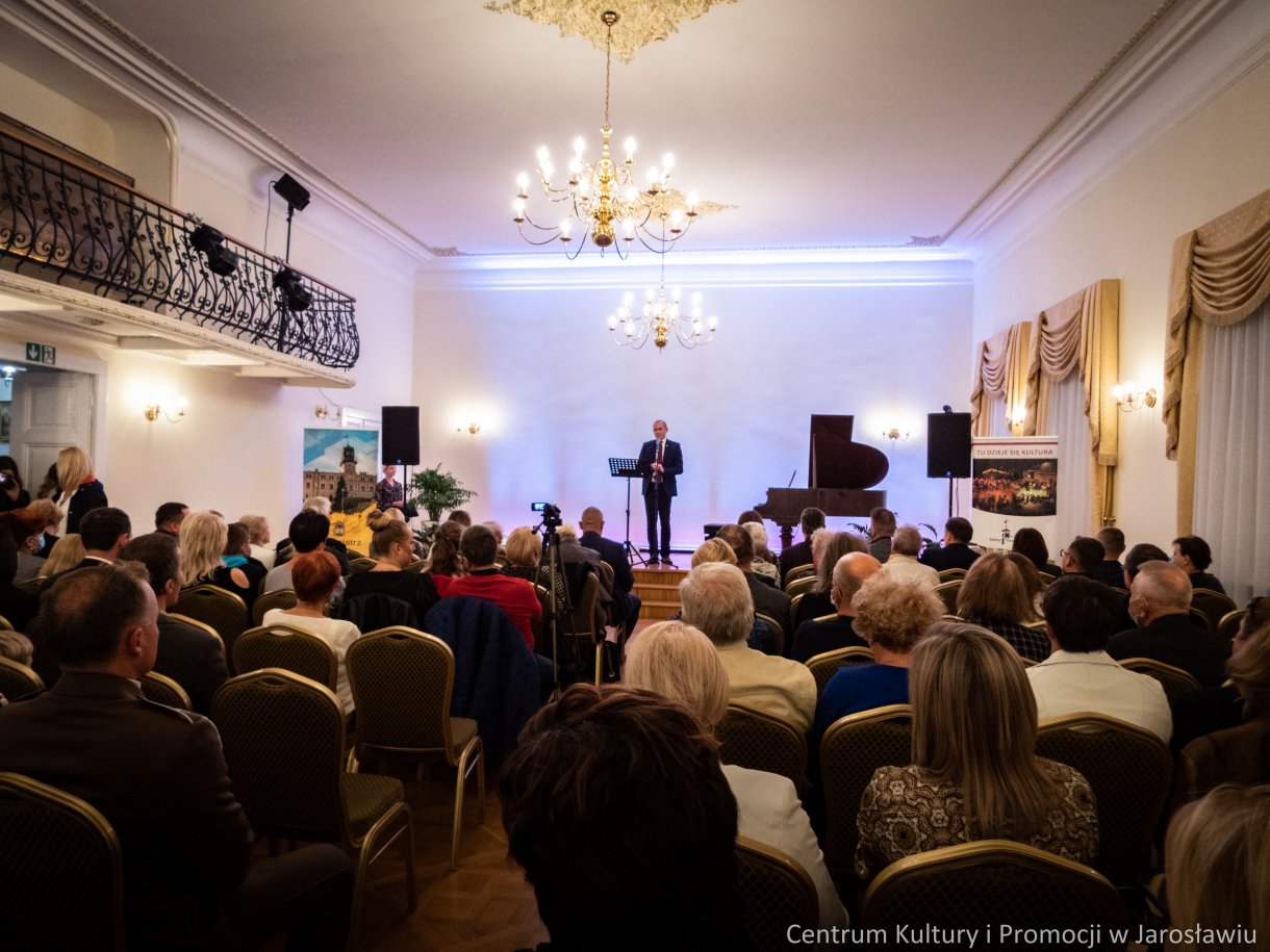 sala lustrzana podcza inauguracji festiwalu wypełniona publicznością