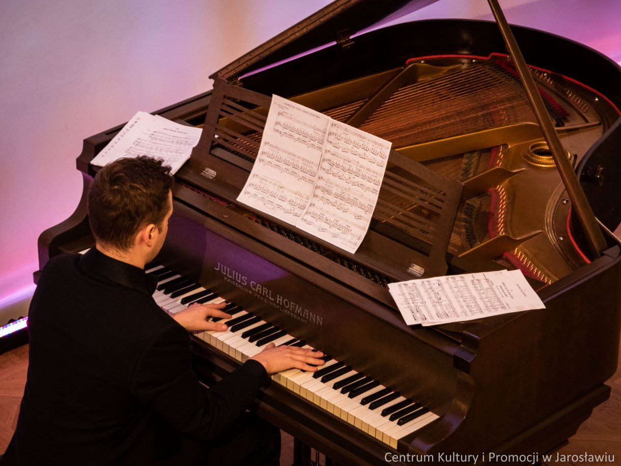 Maciej Kasprzyk przy fortepianie