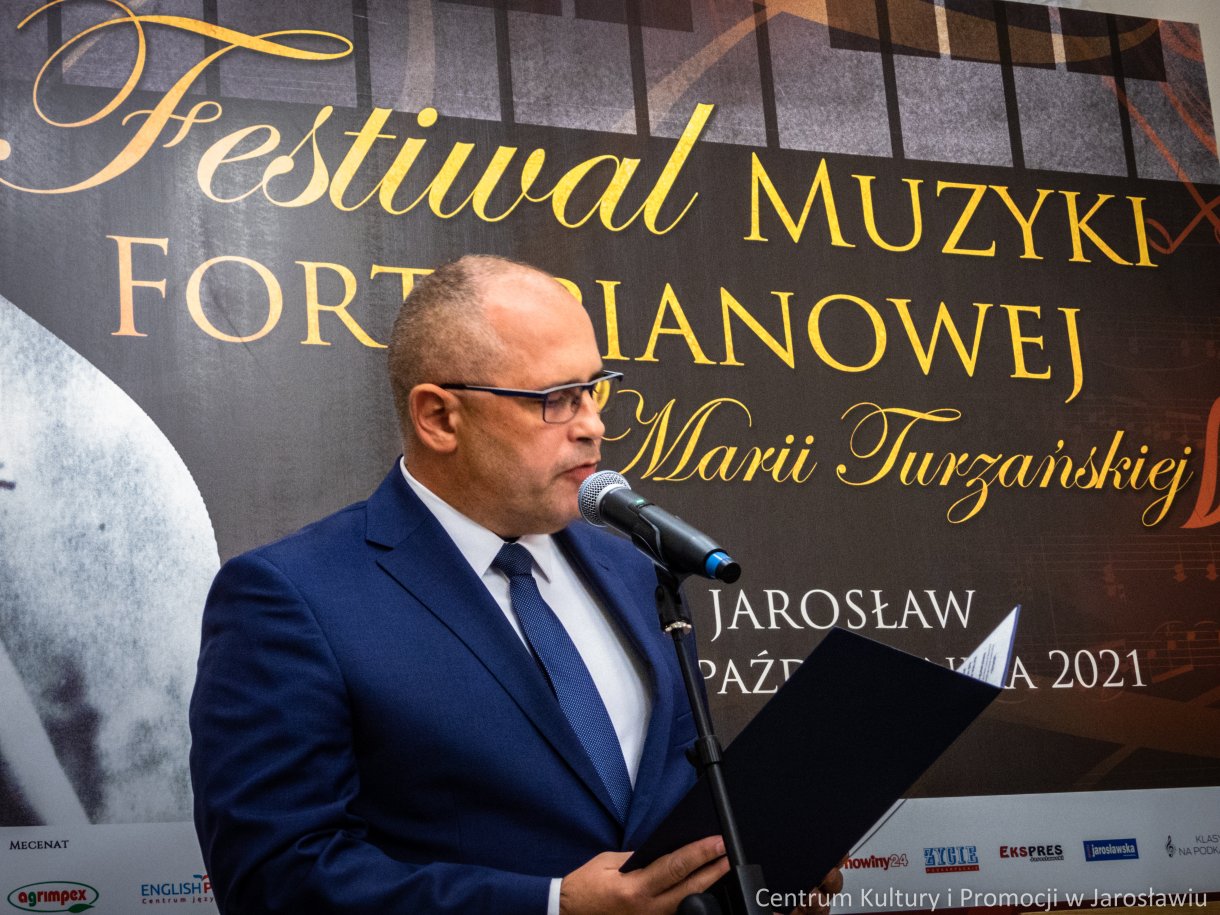 dyrektor CKiP Tomasz Wywrót podczas inauguracji festiwalu muzyki fortepianowej im. Marii Turzańskiej