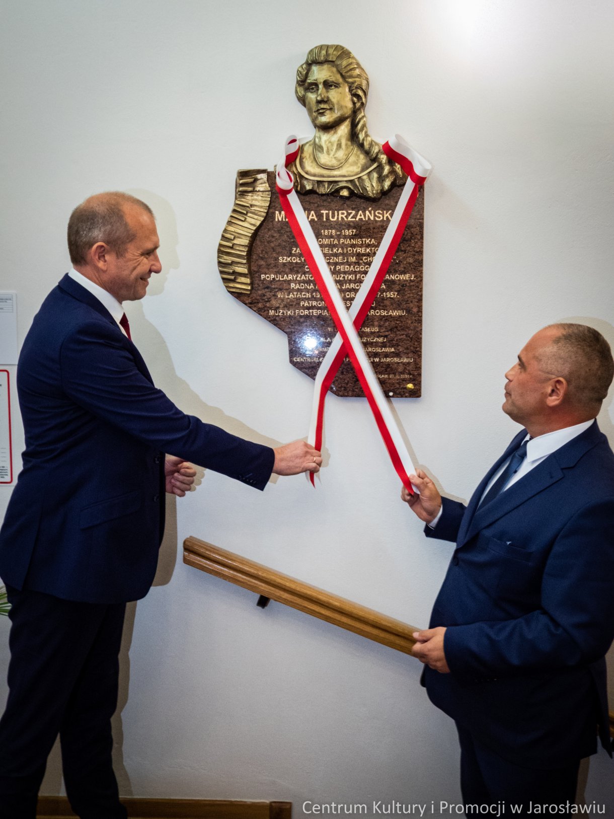 odłonięcie tablicy pamiatkowej poświęconej Marii Turzańskiej. Odsłaniają Dariusz TRacz zastępca burmistrza miasta jarosławia oraz Tomasz Wywrót dyrektor CKIP w Jarosławiu