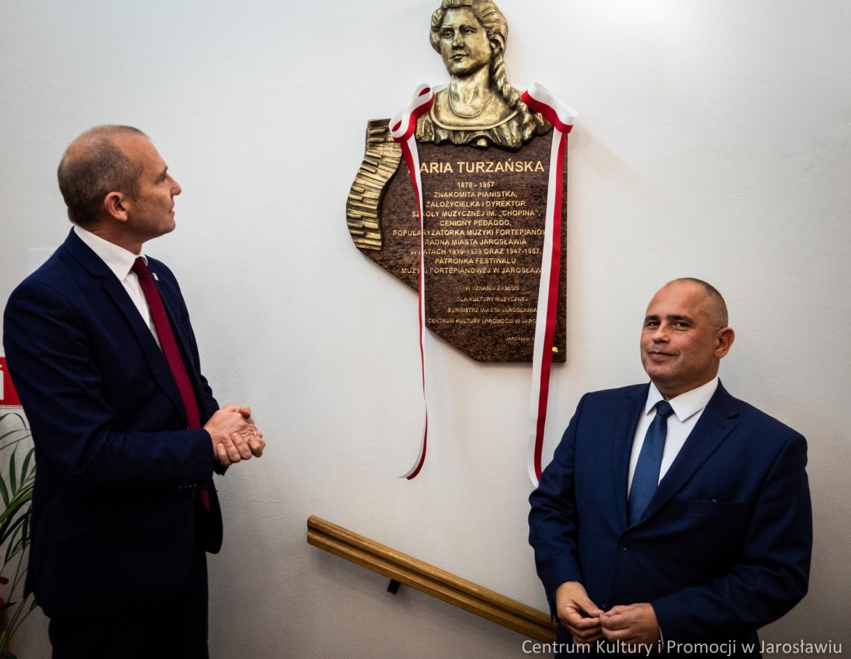 odłonięcie tablicy pamiatkowej poświęconej Marii Turzańskiej. Odsłaniają Dariusz TRacz zastępca burmistrza miasta jarosławia oraz Tomasz Wywrót dyrektor CKIP w Jarosławiu