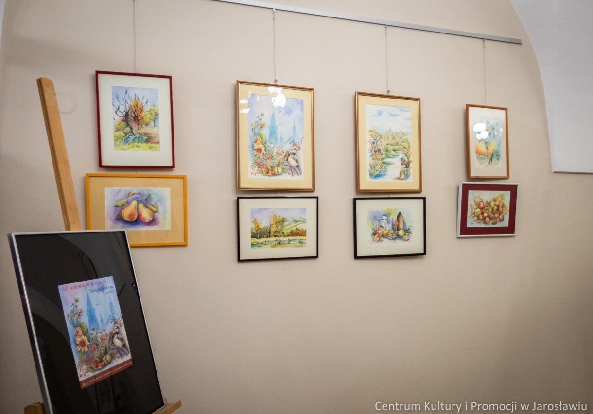 obrazy na ścianie galerii. Krajobrazy. Akwarele