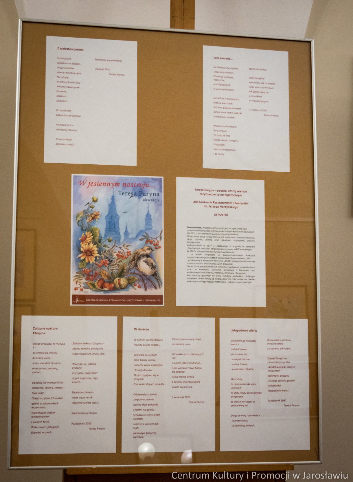 tablica z informacjami o autorce wystawy oraz jej wiersze