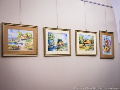 Galeria w Holu u Attavantich – „W jesiennym nastroju…” Teresa Paryna. Akwarele. trzy obrazy na ścianie. akwarela krajobraz