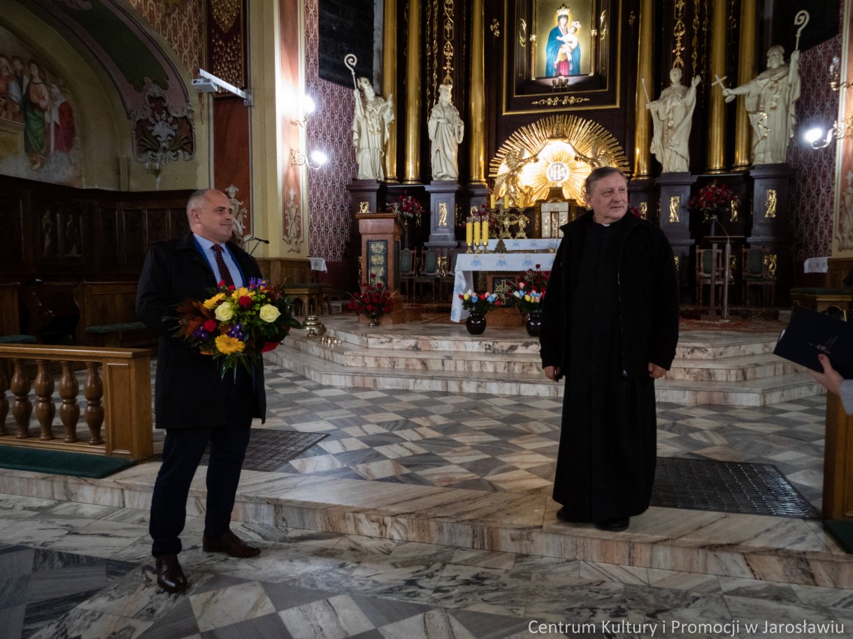dyrektor CKiP Tomasz Wywrót i ks. Marian Bocho