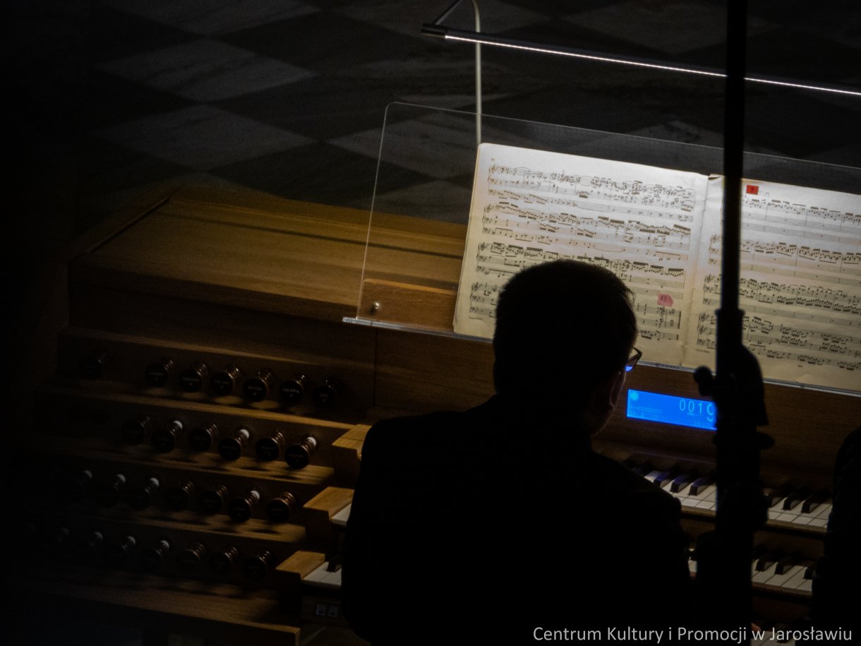 Maciej Wota podczas recitalu organowego