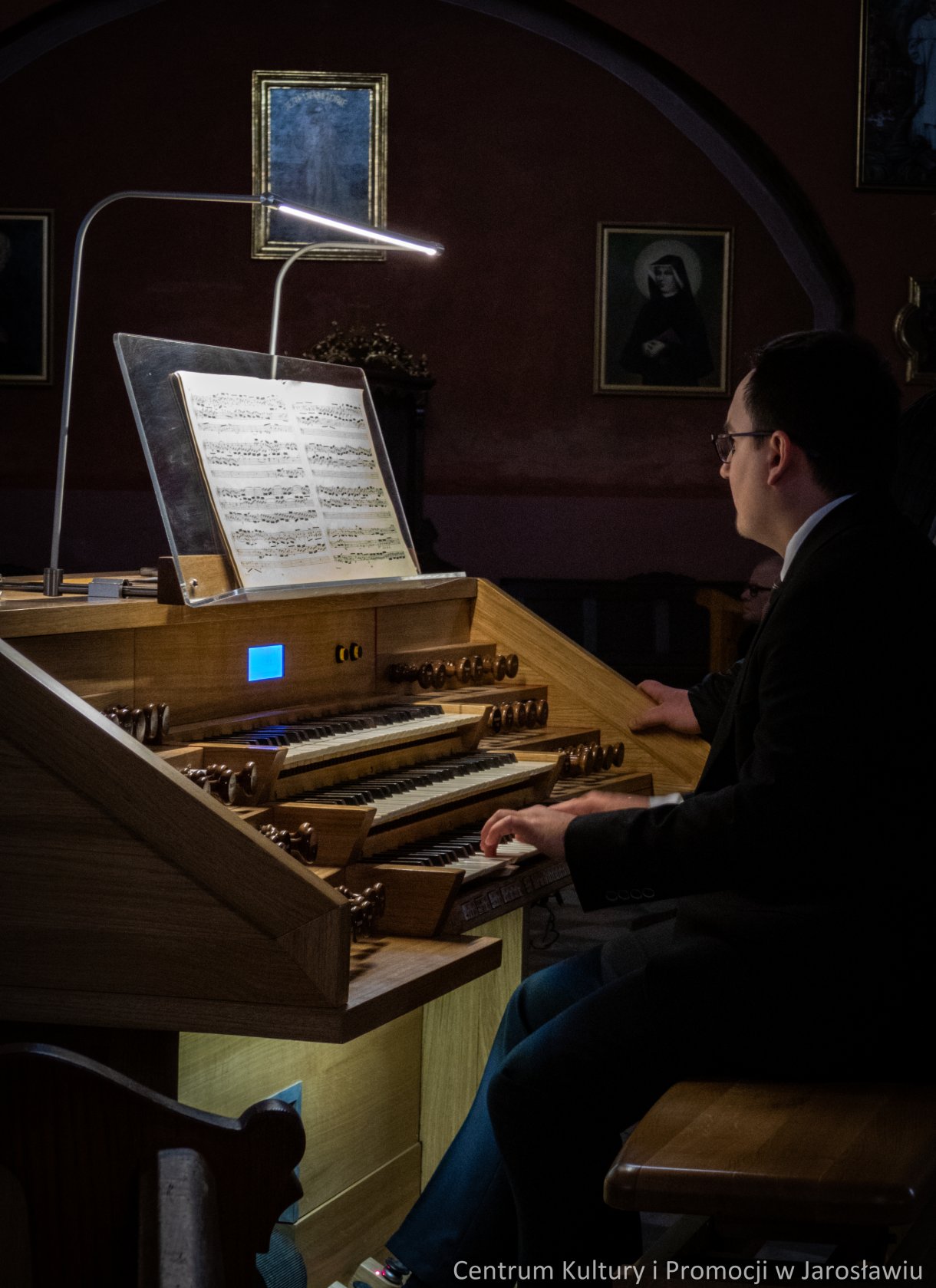Maciej Wota podczas recitalu organowego