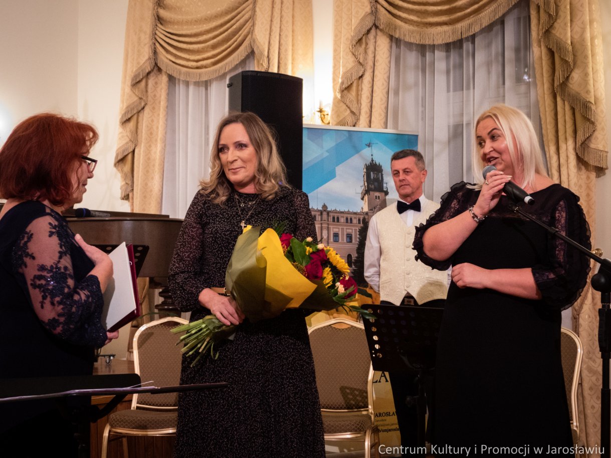 gratulacje od zaproszonych gości dla prezes chóru 