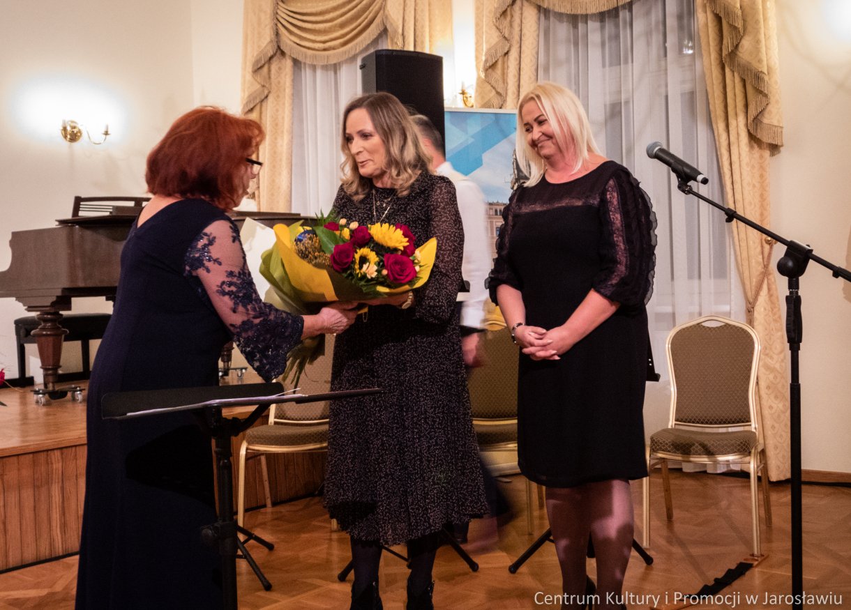 gratulacje od zaproszonych gości dla prezes chóru 