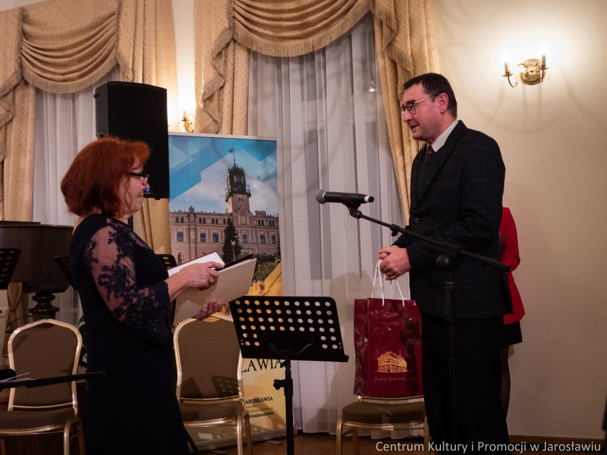 gratulacje od zaproszonych gości dla prezes chóru 