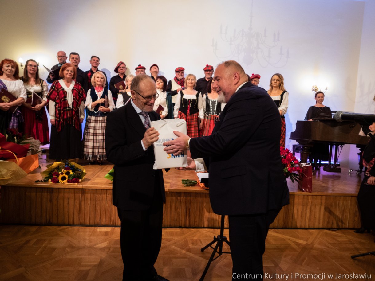 podziękowania wręczane przez Burmistrza Miasta Waldemara Palucha Andrzejowi Jakubowskiemu