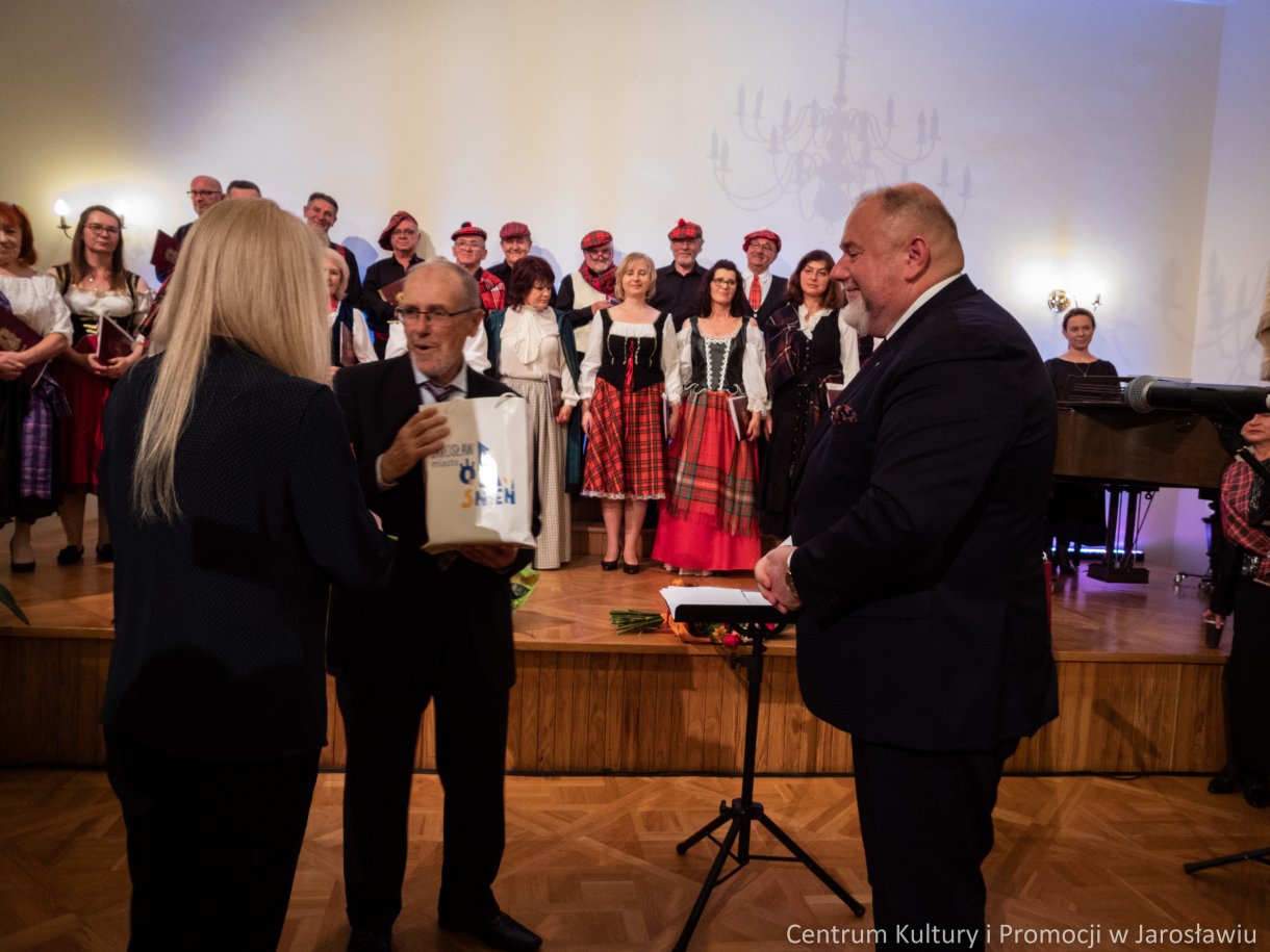 podziękowania wręczane Andrzejowi Jakubowskiemu