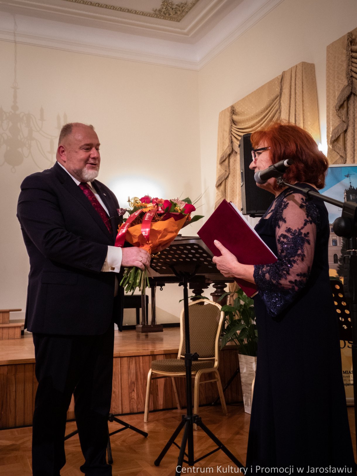 Burmistrz Miasta Jarosławia Waldemar Paluch wręcza kwiaty i grawerton prezes Chóru
