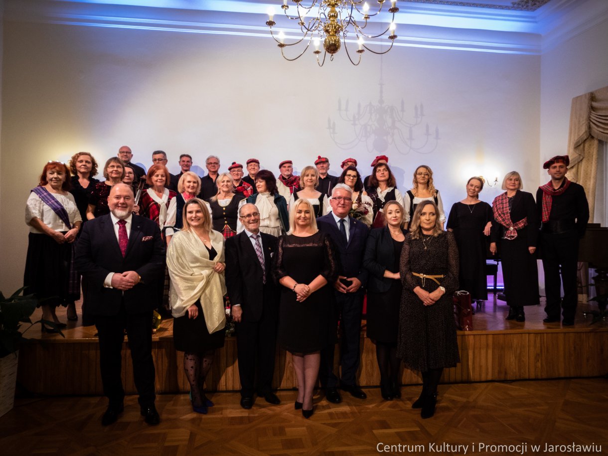 pamiątkowe zdjęcie chóru wraz z władzami miasta