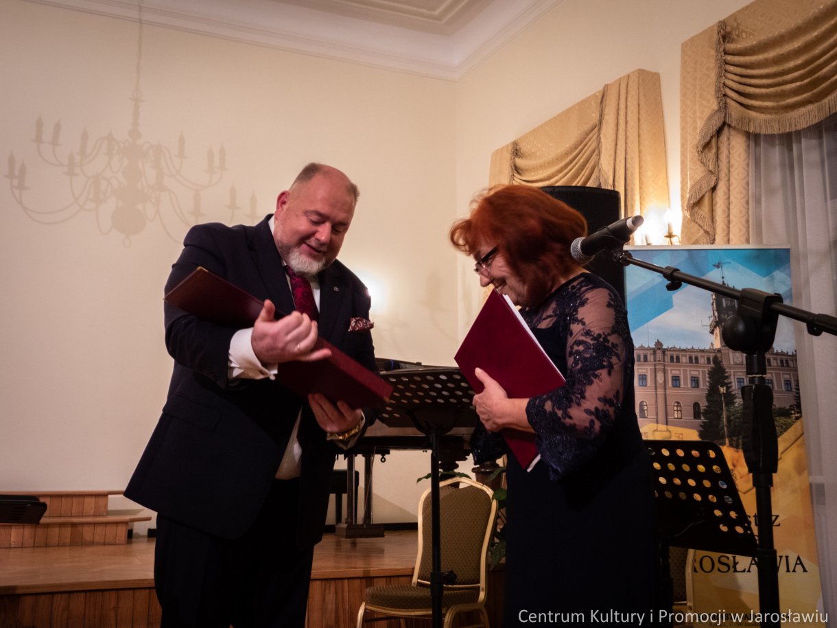 Burmistrz Miasta Jarosławia Waldemar Paluch wręcza kwiaty i grawerton prezes Chóru