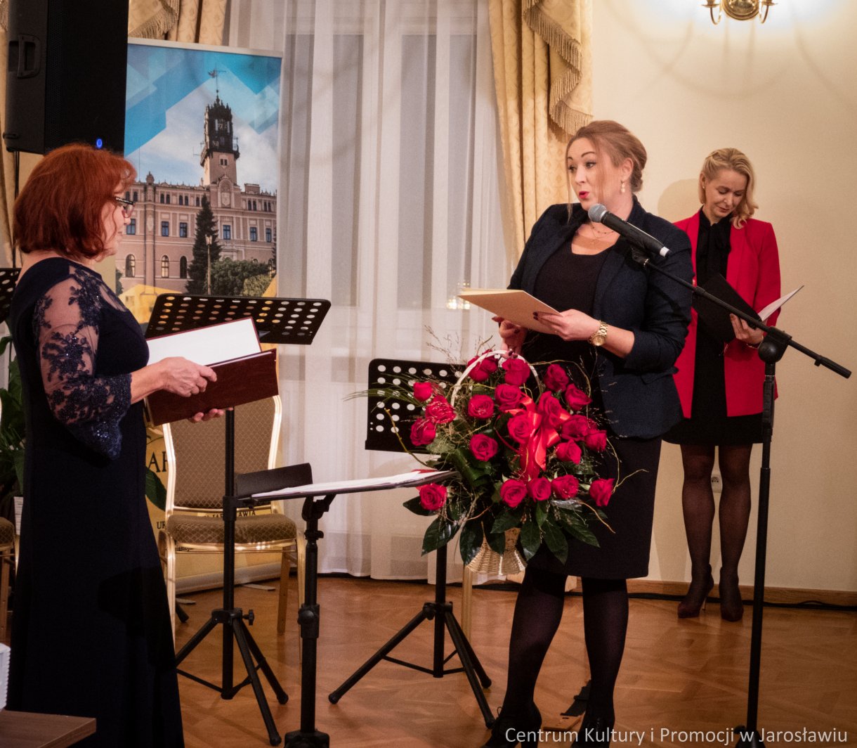 gratulacje od zaproszonych gości dla prezes chóru 