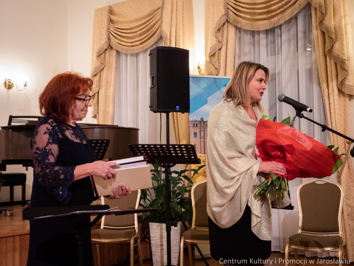 gratulacje od zaproszonych gości dla prezes chóru 