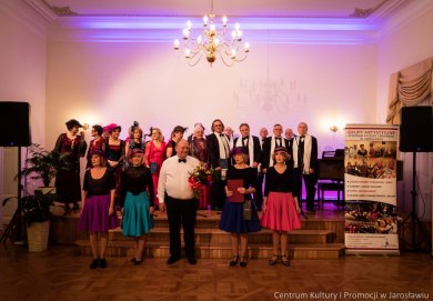 Rewia w Sali Lustrzanej Kabaret Młodzi Duchem i Zespół Tańca Towarzyskiego Balans przed występem