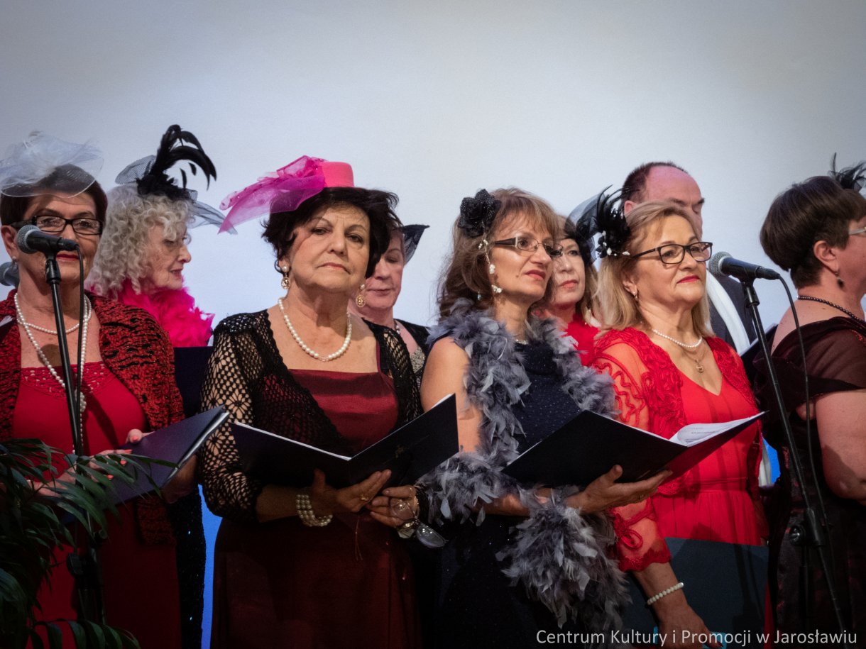 członkowie kabaretu Młodzi Duchem podczas występu