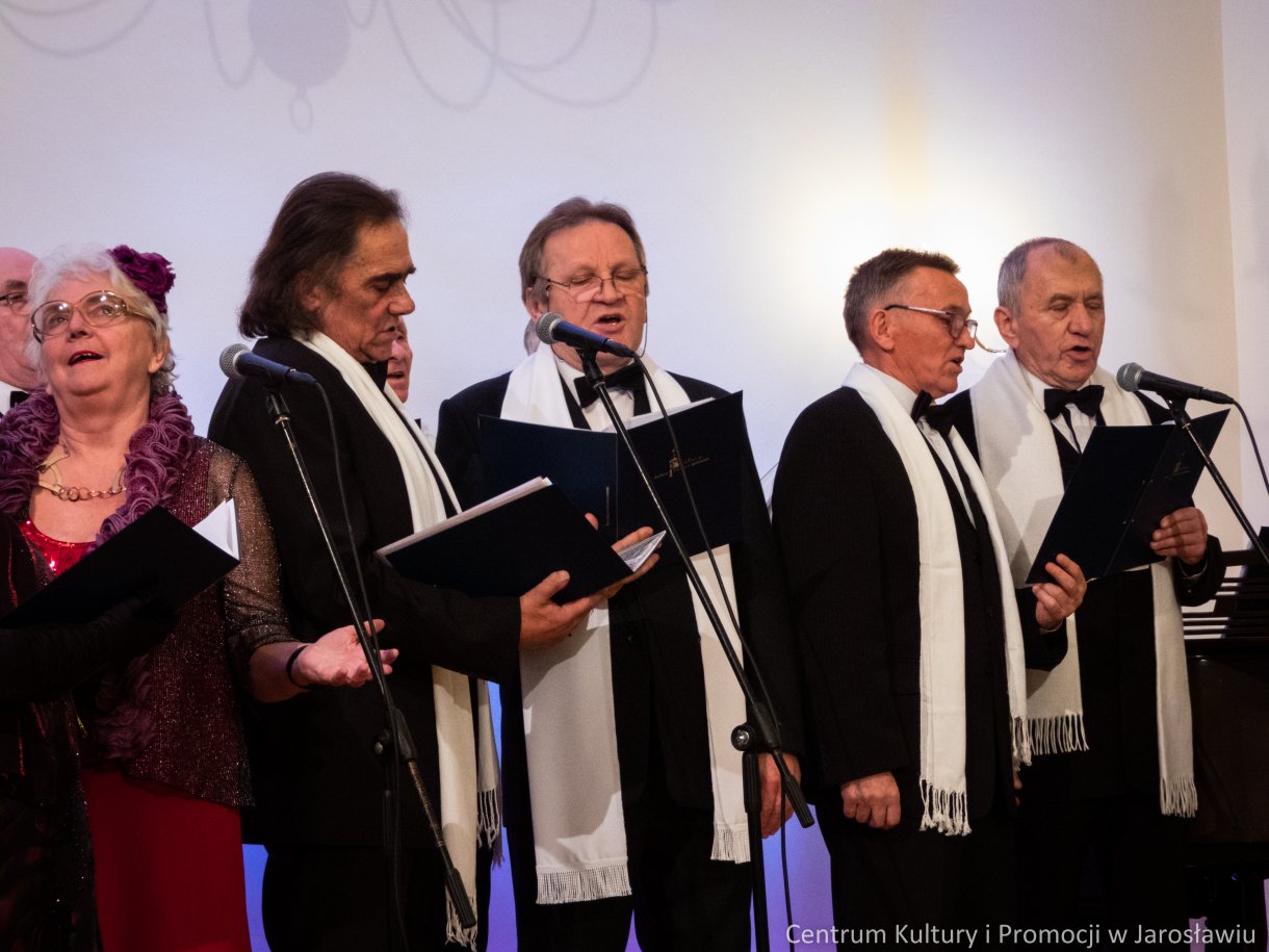 członkowie kabaretu Młodzi Duchem podczas występu