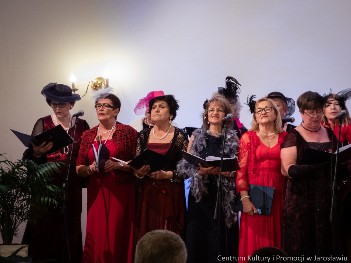 członkowie kabaretu Młodzi Duchem podczas występu