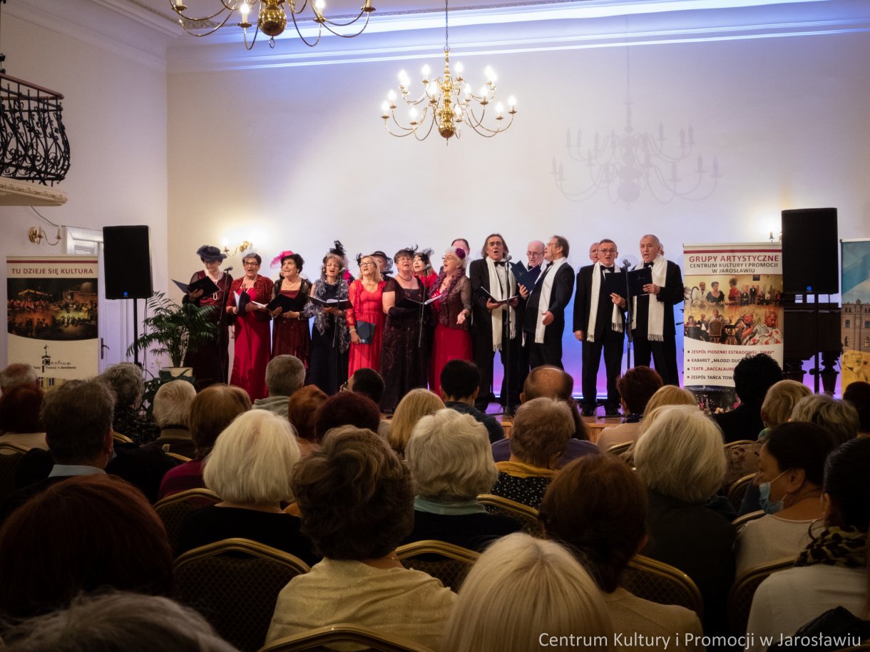 członkowie kabaretu Młodzi Duchem podczas występu