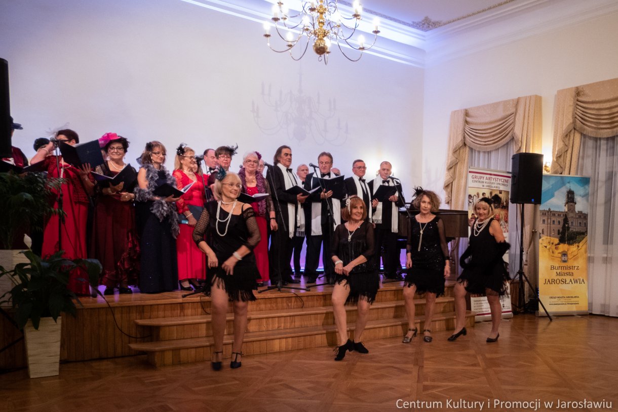 tancerze Zespołu tańca Towarzyskiego Balans - na scenie Kabaret Młodzi Duchem