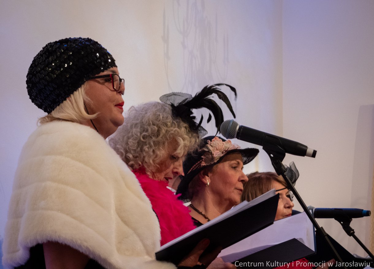 członkowie kabaretu Młodzi Duchem podczas występu