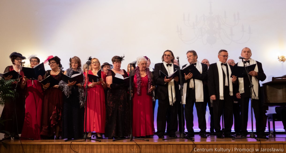 członkowie kabaretu Młodzi Duchem podczas występu