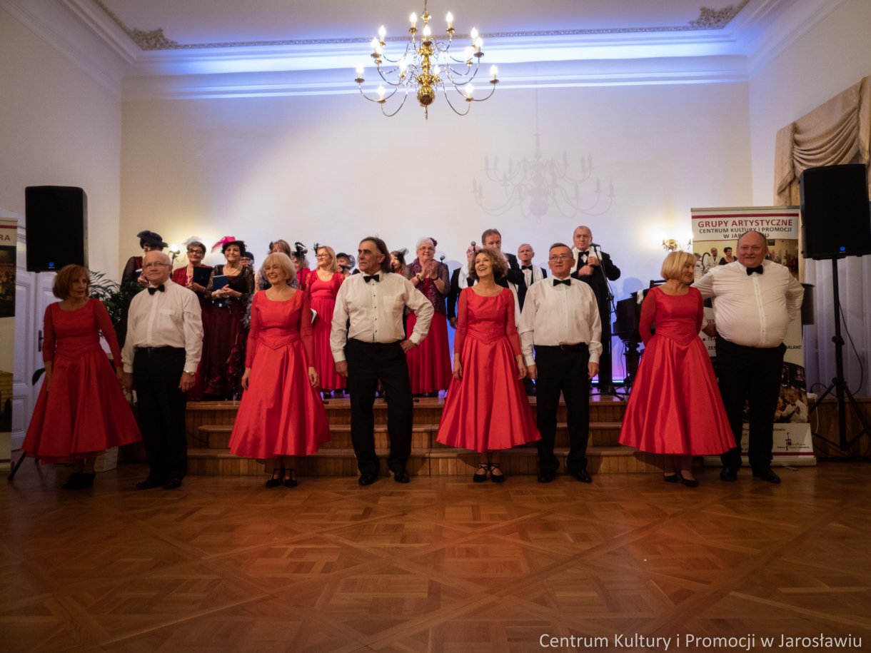 tancerze Zespołu tańca Towarzyskiego Balans - na scenie Kabaret Młodzi Duchem