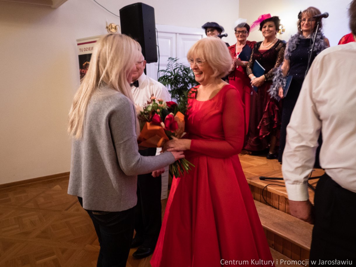 Wręczanie gratulacji za udany występ na ręce kierownik grup artystycznych