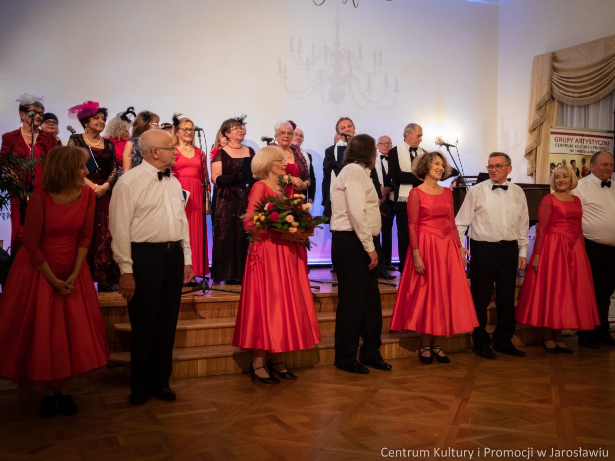 tancerze Zespołu tańca Towarzyskiego Balans - na scenie Kabaret Młodzi Duchem